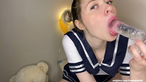 HOT TEEN  PLAYS WITH HER ANAL PLUG